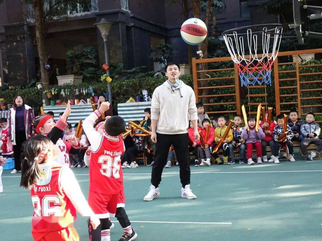 关于激烈博弈中，球员们斗志昂扬争夺胜利的信息