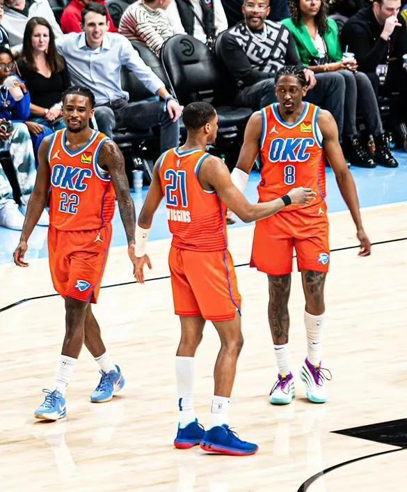 包含NBA比赛场上火药味十足，一场对决激动人心！的词条